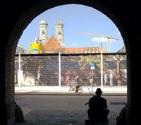 altstadt_muenchen_frauenkirche_geigenspieler_birgit_bremberg