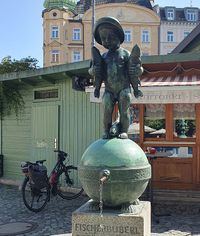 brunnen-fischbuberl-wiener-platz-haidhausen_muenchen-stadtfuehrungen-da-schau-her_birgit-bremberg_640x755