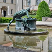 entdecker-lehel-bayerisches-nationalmuseum-narzissbrunnen_800x800