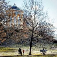 entdecker-lehel-englischer-garten-monopteros-herbst-surfer-mit rad_652x652