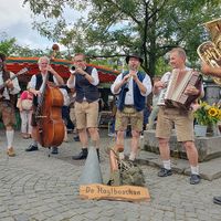 altstadtfuehrung-muenchen-viktualienmarkt-brunnenfest_musikband_640x640