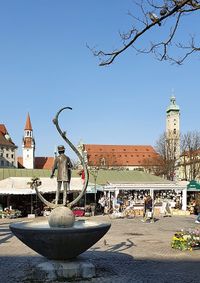 altstadtfuehrung-muenchent_viktualienmarkt_karl-valentin-brunnen_640x907